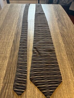 Men's Black Textured Wave Pattern Tie